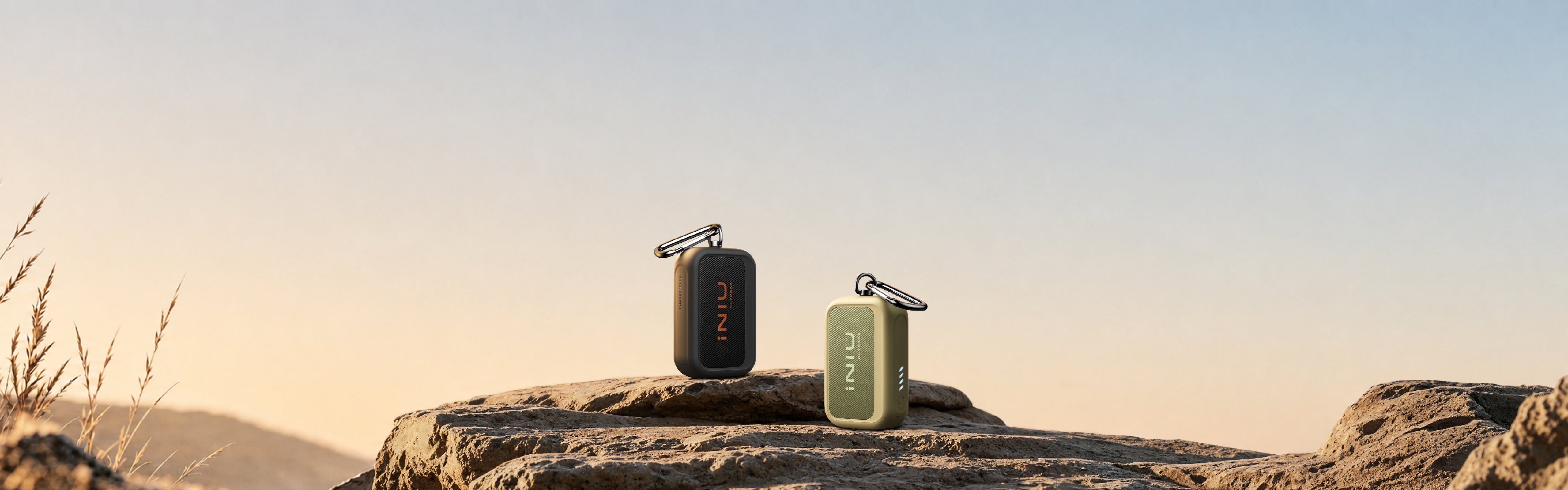 INIU Power bank robusti da 10.000 per esterni su un paesaggio roccioso all'aperto