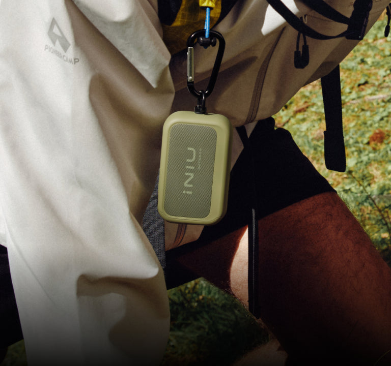 Leggero Rugged 10000 agganciato a uno zaino da trekking